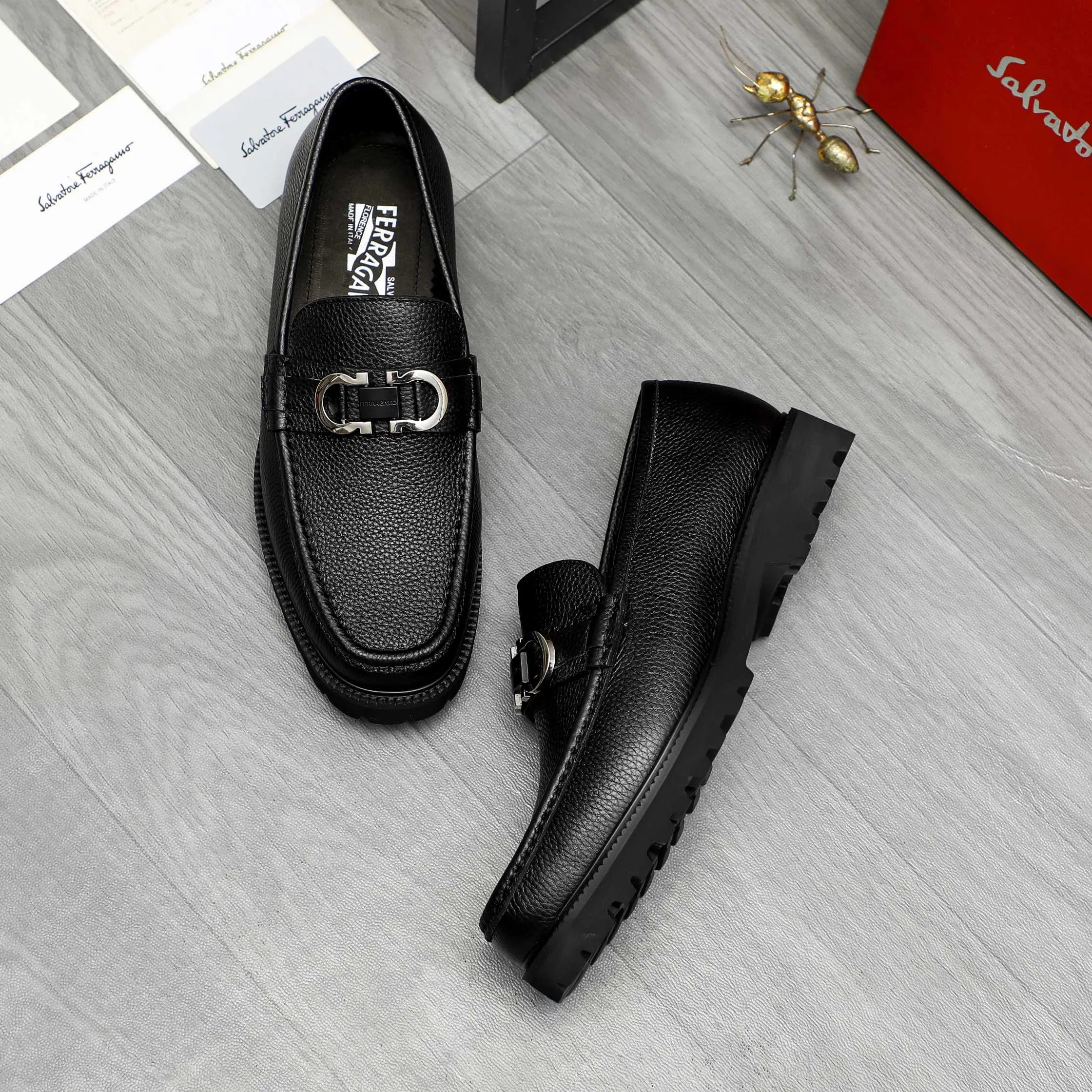 Men's shoes 💰540 Product trademark: Ferragamo "Ferragamo" business slip-on leather shoes Regular size: 38-44 (45.46 custom-made, non-returnable) Product materials: Selected high-quality small pebbled cowhide upper, cowhide lining, original outsole